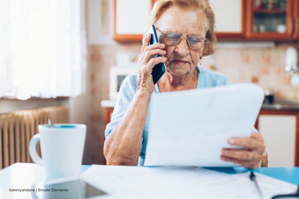 Colombia Mayor, mujer adulta observando documentos, Más Colombia