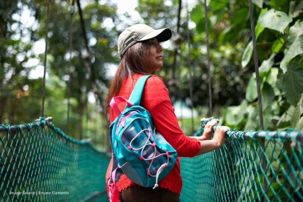 Estas son las condiciones que deben cumplir los visitantes para hacer ecoturismo en Colombia, según Parques Nacionales Naturales de Colombia 3 ecoturismo en Colombia, Parques Nacionales Naturales de Colombia, mujer atravesando puente, Más Colombia