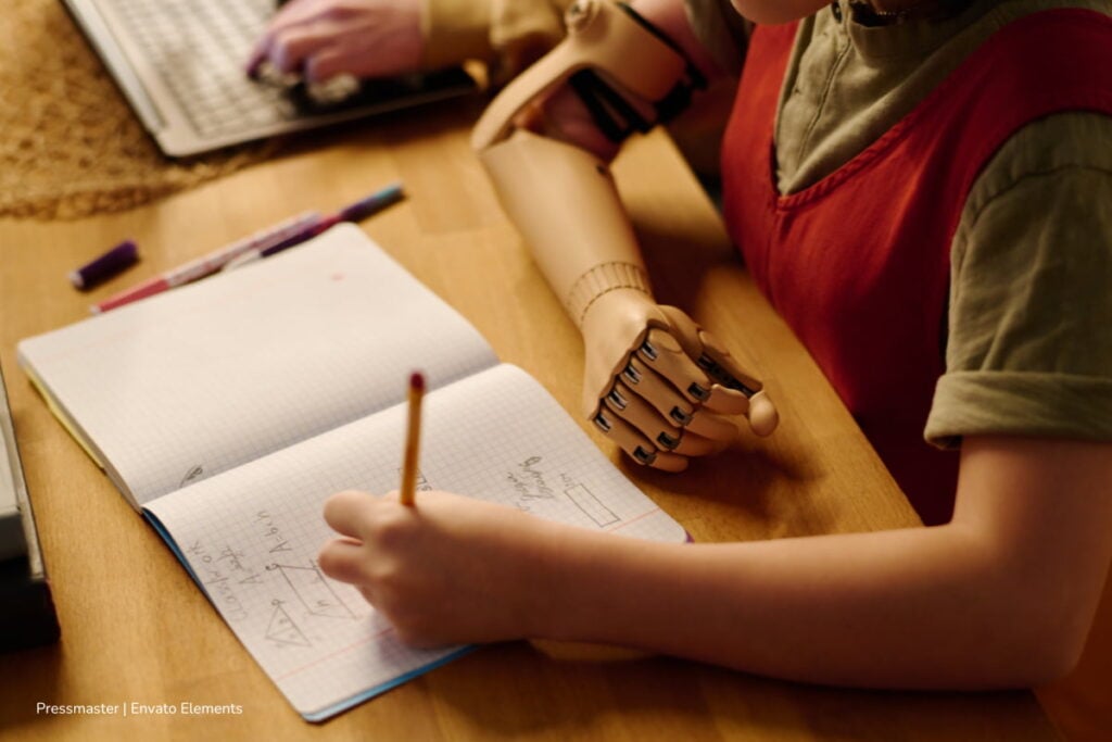 Estudiantes con discapacidad en Colombia siguen enfrentando obstáculos de aprendizaje: ¿qué propone la nueva Circular 024 del MinEducación? 3 estudiantes con discapacidad, niño con discapacidad estudiando, Más Colombia