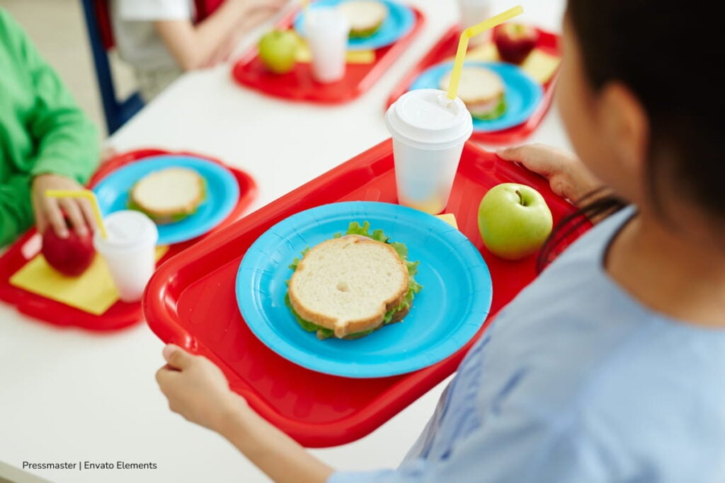 En 2026 millones de niños aún estudian con hambre pese a avances en alimentación escolar a nivel mundial 4 alimentación escolar, niños comiendo en la escuela, Más Colombia