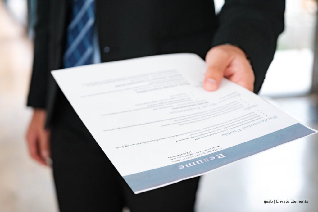 ofertas de empleo, empleo en Bogotá, persona buscando ofertas de empleo, Más Colombia