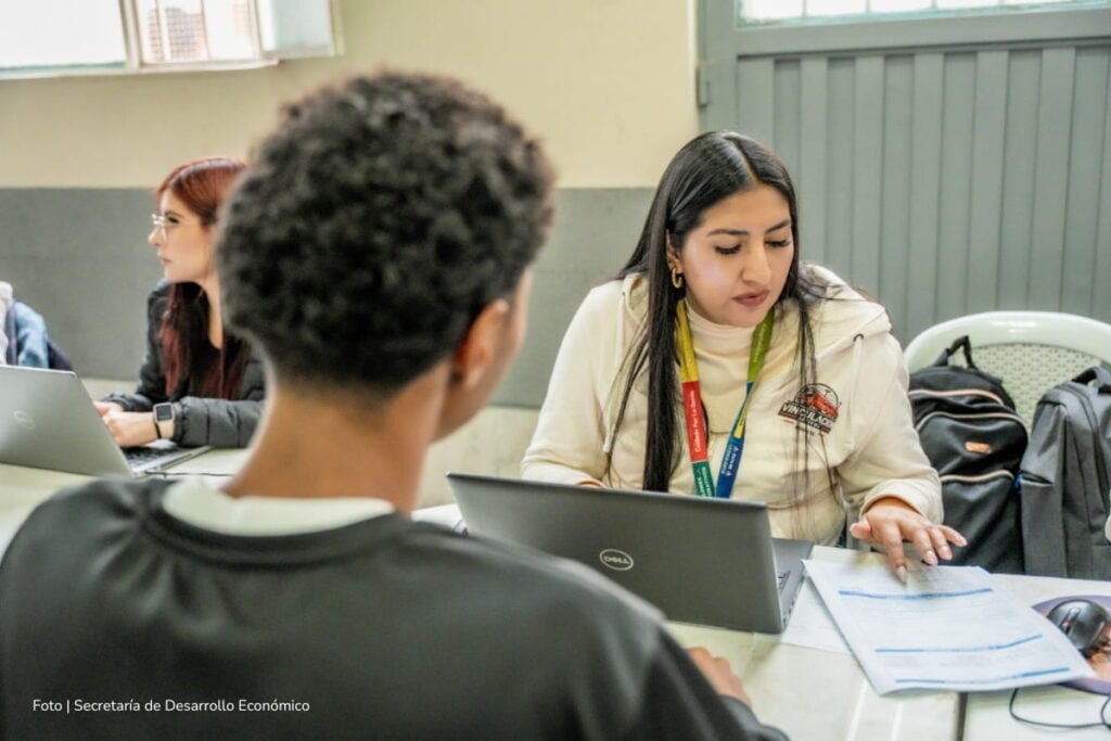 Prepare su hoja de vida porque hay ofertas de empleo en abril: más de 690 vacantes disponibles en Bogotá 4 ofertas de empleo en abril, personas buscando trabajo, Más Colombia