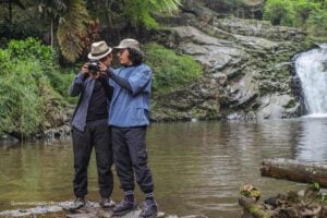 ecoturismo en Colombia, Parques Nacionales Naturales de Colombia, personas fotografiando paisaje, Más Colombia