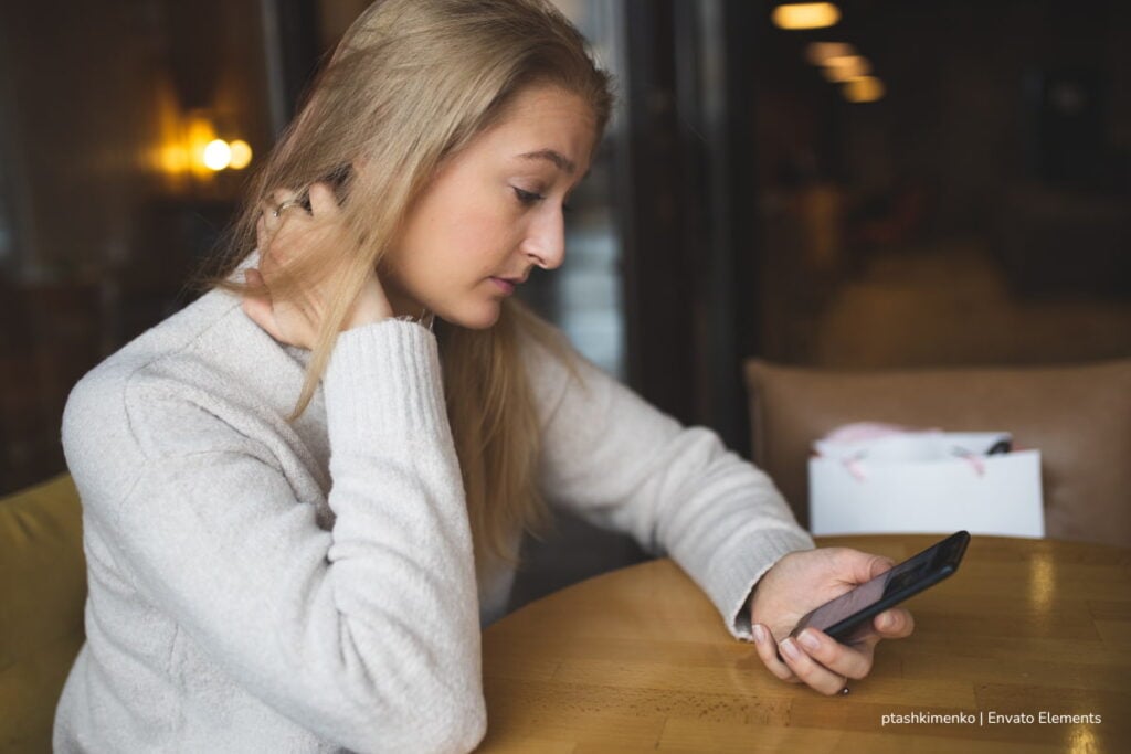 ¡Preocupante! Síndrome de cabeza caída alerta por una condición ligada a hábitos con el celular 4 síndrome de cabeza caída, uso excesivo del celular, problemas cervicales por el celular, Más Colombia