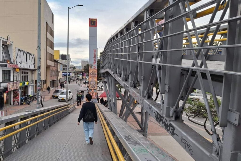 ¡Vuelve y juega! Puente de la Universidad Nacional de la carrera 30 padece de infraestructura y seguridad, personas arriesgan su vida al cruzarlo 2 puente de la Universidad Nacional, entrada de la Nacional por la 30, Estación de la Universidad Nacional por la carrera 30, Más Colombia