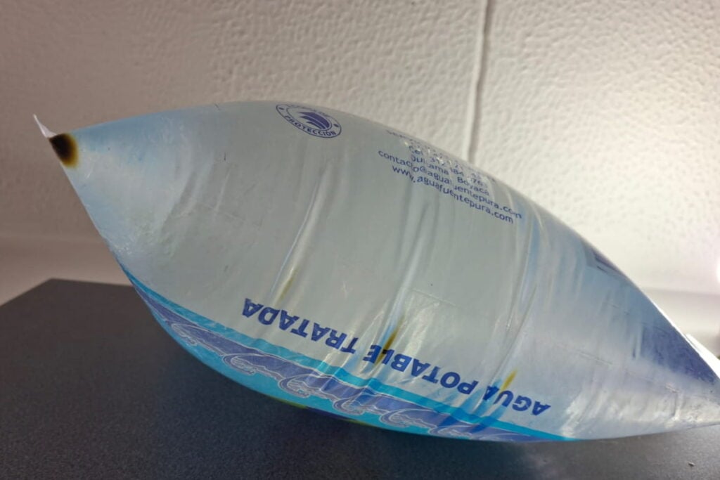 ¿Qué tan segura es la marca de agua que compran los colombianos? Ciudadana denuncia residuos de tierra o lodo en agua en bolsa 3 marca de agua, agua de bolsa, comercialización de agua en Bogotá, Invima, contaminación de agua de bolsa, Más Colombia