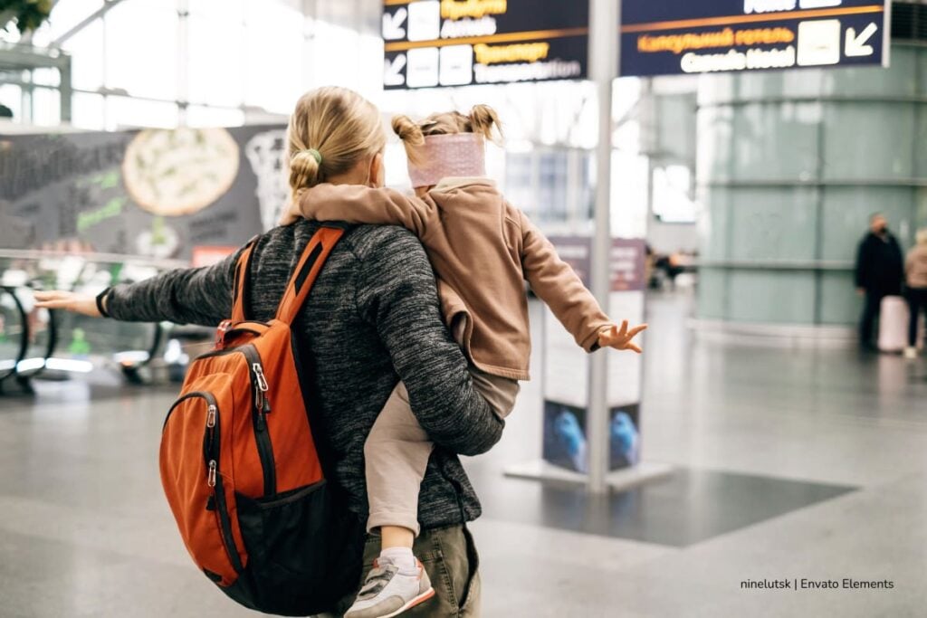 viajar con menores de edad, vacaciones de mitad de año en 2026, cumplir reglas de las aerolíneas y autoridades aeroportuarias, Más Colombia