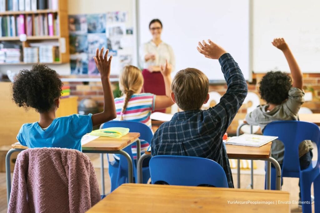 El descenso de la natalidad en Colombia tiene a los colegios con menos alumnos: la matrícula escolar cayó un 2,3 % durante 2024 2 natalidad en Colombia, educación en Colombia, educación en Colombia enfrenta desafíos, Más Colombia