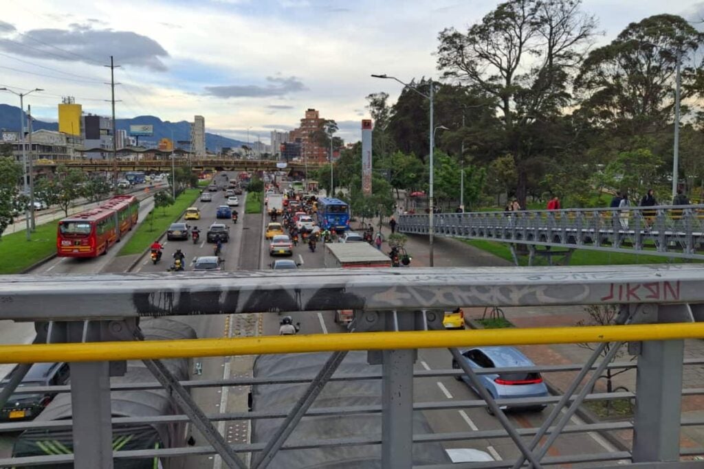 ¡Vuelve y juega! Puente de la Universidad Nacional de la carrera 30 padece de infraestructura y seguridad, personas arriesgan su vida al cruzarlo 3 puente de la Universidad Nacional, entrada de la Nacional por la 30