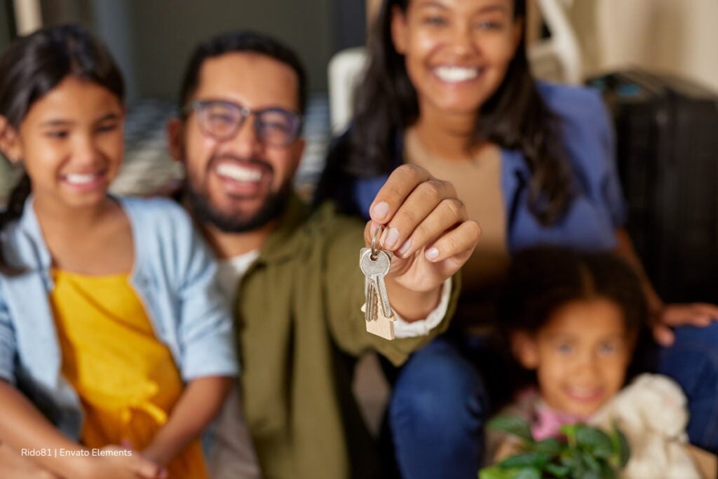 subsidios de vivienda en Bogotá, Mi Casa en Bogotá, familia recibiendo nueva casa, Más Colombia