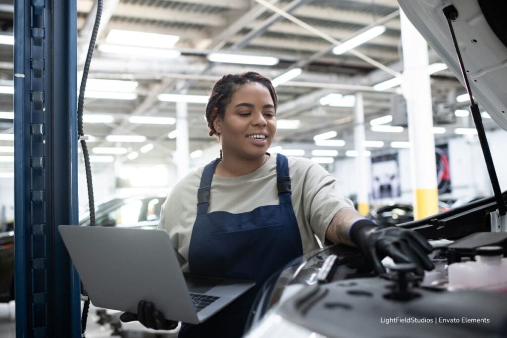 Tendencias tecnológicas en la industria de repuestos para vehículos de nueva generación 2 industria de repuestos para vehículos, mecánico revisando motor, Más Colombia