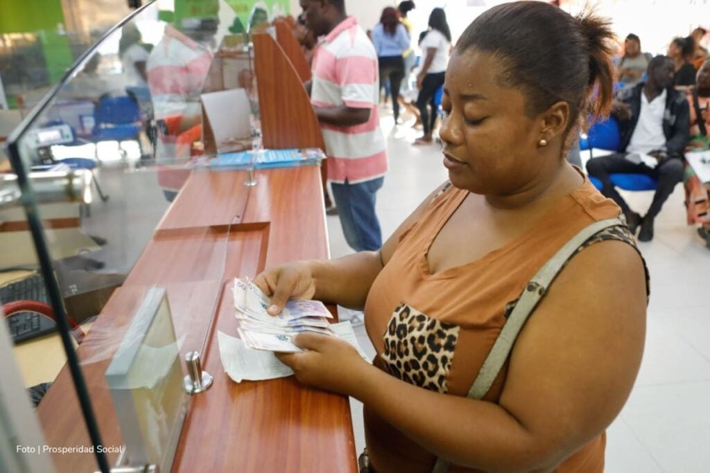 Renta Ciudadana y Devolución del IVA 2026, mujer reclamando Devolución del IVA 2026, Más Colombia