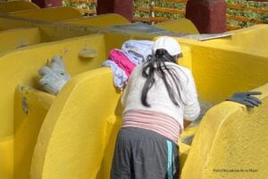 lavaderos de Jorge Eliécer Gaitán, lavaderos comunitarios en Bogotá, lavanderías en Bogotá, mujer utilizando lavaderos comunitarios en Bogotá Más Colombia