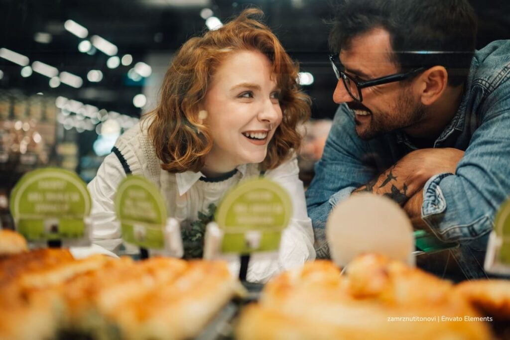 Corferias acogerá Alimentec 2026, un espacio estratégico para la innovación en alimentos, bebidas y tecnología del sector 4 Alimentec 2026, feria de alimentos y bebidas en Bogotá, pareja visitando feria de alimentos, Más Colombia