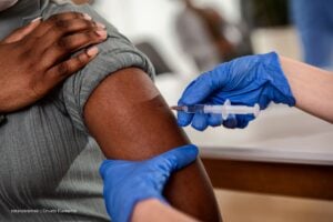 enfermedades infecciosas, enfermedades transmisibles, alerta sanitaria en Colombia, persona colocándose vacuna, Más Colombia