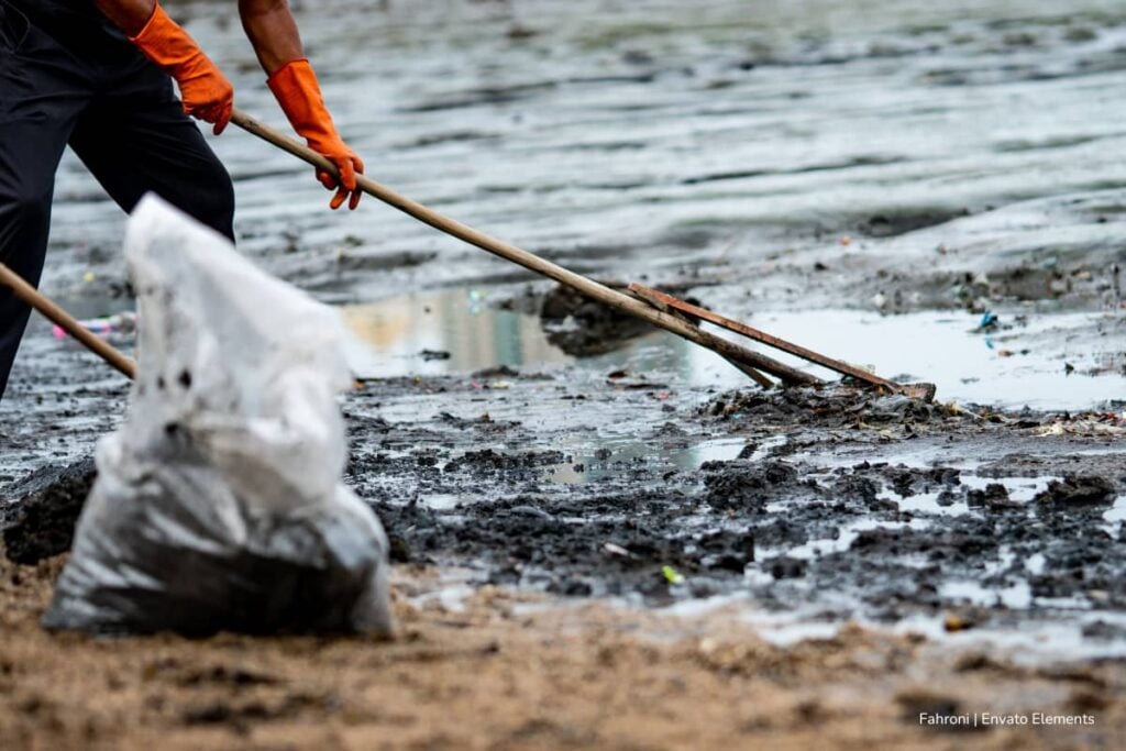 ¡Impresionante! En una jornada de limpieza encontraron estos residuos en el río Bogotá: más 700 toneladas de basura contenía el afluente 4 residuos en el río Bogotá, basura en el río Bogotá, persona limpiando desechos en río Más Colombia