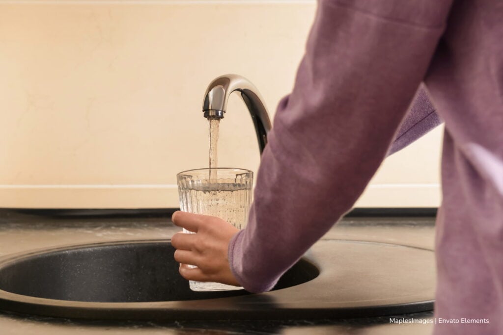 ¿Qué tan segura es la marca de agua que compran los colombianos? Ciudadana denuncia residuos de tierra o lodo en agua en bolsa 5 marca de agua, agua de bolsa, comercialización de agua en Bogotá, Invima, persona que no consume ninguna marca de agua, Más Colombia