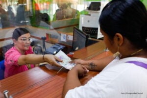 Renta Ciudadana y Devolución del IVA 2026, persona reclamando Renta Ciudadana, Más Colombia