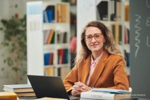 becas para docentes en Bogotá, profesora consursando en becas para docentes en Bogotá, Más Colombia