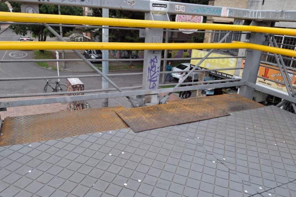 ¡Vuelve y juega! Puente de la Universidad Nacional de la carrera 30 padece de infraestructura y seguridad, personas arriesgan su vida al cruzarlo 4 puente de la Universidad Nacional, entrada de la Nacional por la 30, puente de la estación de la Uiversidad Nacional por el costado del sur, Más Colombia