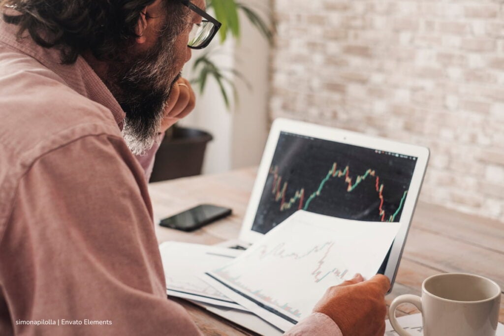 Warren Bowie & Smith: qué revisar antes de invertir con una plataforma internacional de trading 3 Warren Bowie & Smith, Persona operando en plataforma de trading, Más Colombia