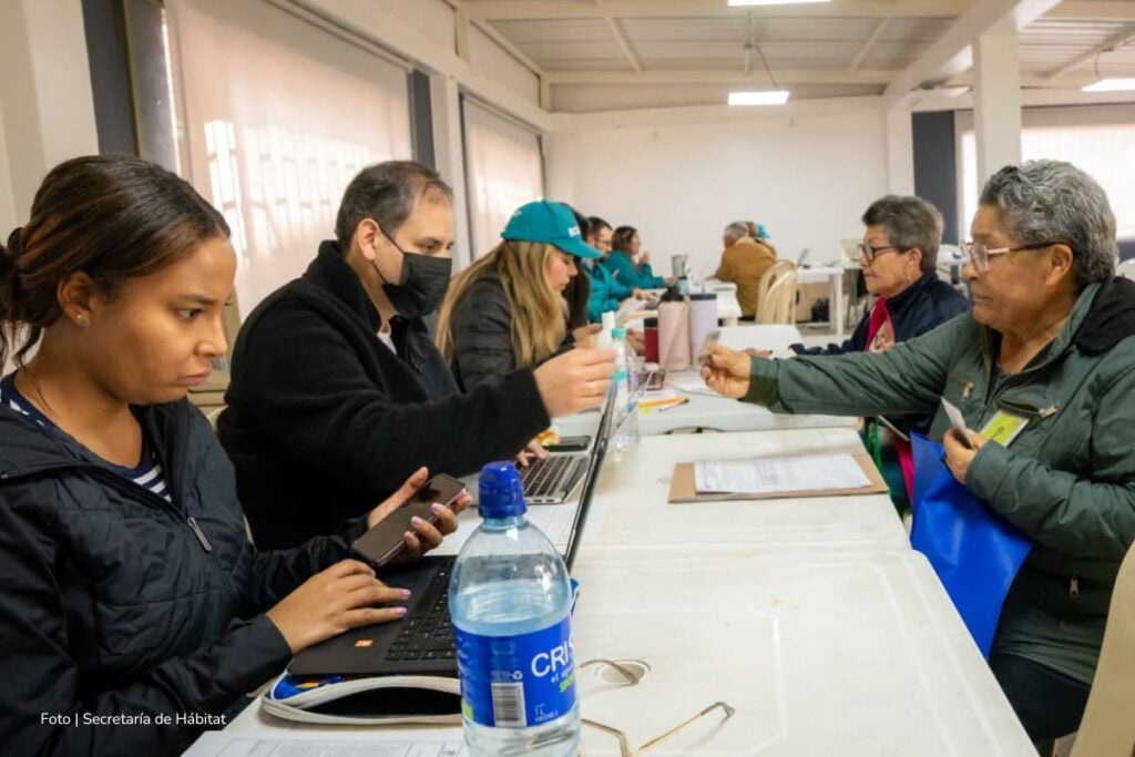 Faltan 2 días para aplicar a subsidio de arriendo en Bogotá: entregarán más de 1 millón de pesos mensuales a hogares vulnerables 3 subsidio de arriendo en Bogotá, asesores de Secretaría de Hábitat, Más Colombia