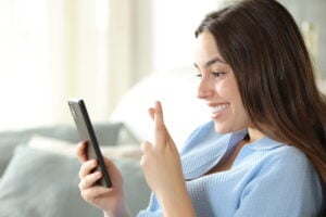 Apuestas online, chica en apuestas online, Más Colombia
