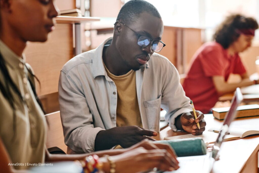 ¿Quiere aprender algo nuevo? El CDC Lourdes ofrece cursos gratis en Bogotá durante junio de 2026 para diferentes intereses 3 cursos gratis en Bogotá, personas enseñando y preparando clases, Más Colombia