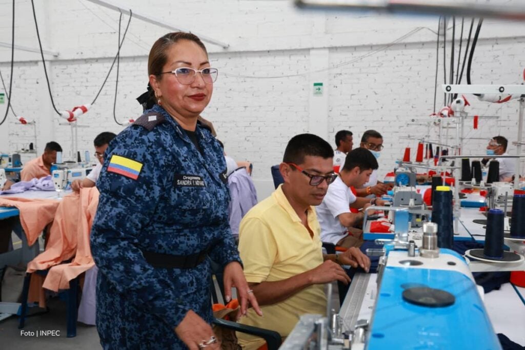 concurso INPEC 11, pruebas escritas INPEC, personas se preparan para pruebas escritas INPEC 11, Más Colombia