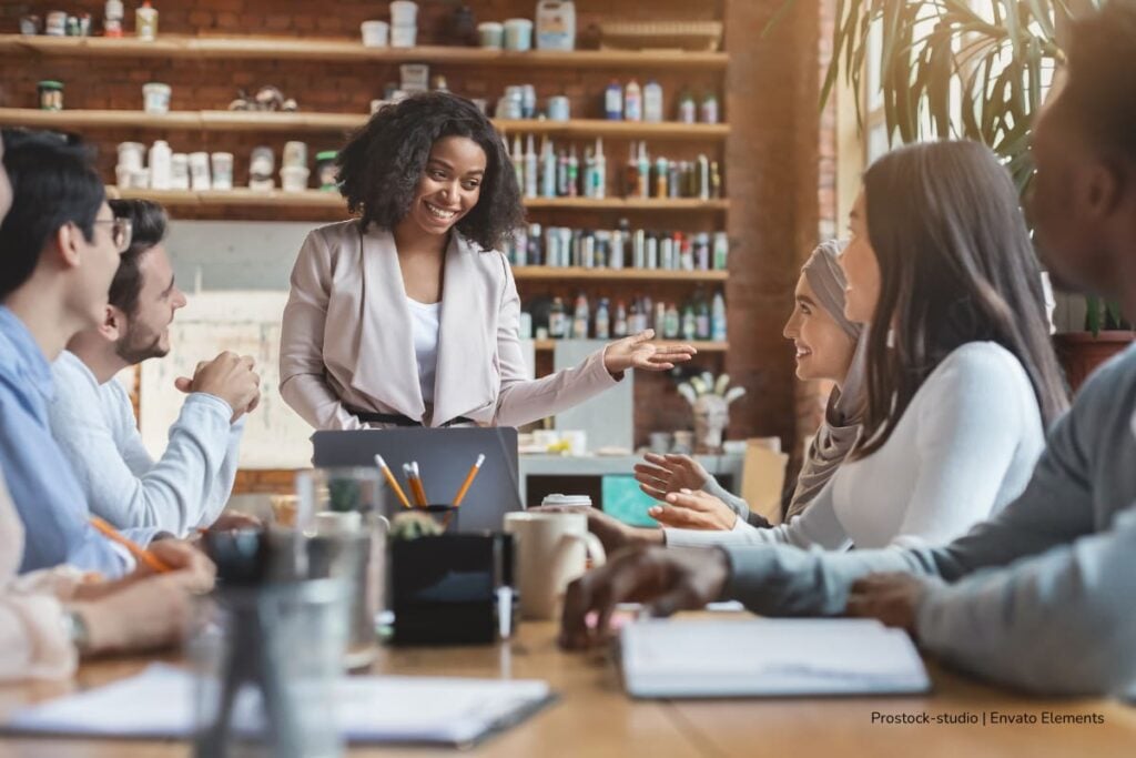 El auge de los “Power Skills”: por qué las habilidades humanas ganan valor en la era de la inteligencia artificial 3 Power Skills, IA, reunión de trabajadores, Más Colombia
