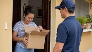 Mujer recibe y abre paquetes neutros en la puerta de una casa