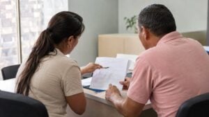 Dos personas revisan documentos en un punto de atención de salud