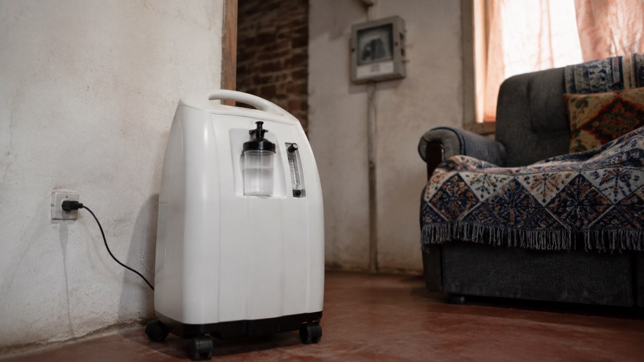 La Corte Constitucional ordenó a Savia Salud pagar la luz del concentrador de oxígeno de un afiliado: fijó cuatro condiciones 1 Concentrador de oxígeno enchufado en la sala modesta de una vivienda junto a un contador eléctrico