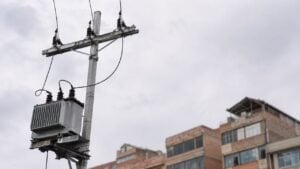 Transformador en un poste de energía frente a edificios residenciales en Bogotá