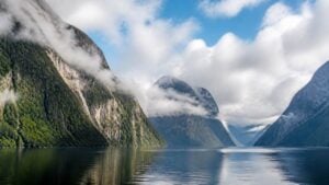 Fiordo de Nueva Zelanda rodeado de montañas escarpadas y nubes bajas