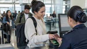 Viajero presenta su pasaporte en un control migratorio colombiano
