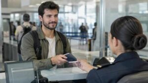 Viajero presenta su pasaporte en el control migratorio de un aeropuerto