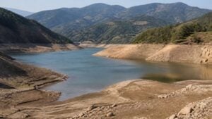 Embalse con una amplia franja de tierra expuesta por el descenso del nivel del agua