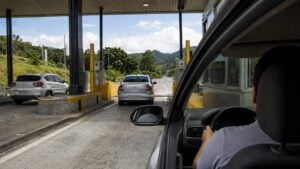Vehículos pasan por una estación de peaje genérica en una carretera colombiana