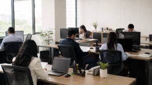 Personas trabajan con normalidad en una oficina corriente de Colombia.
