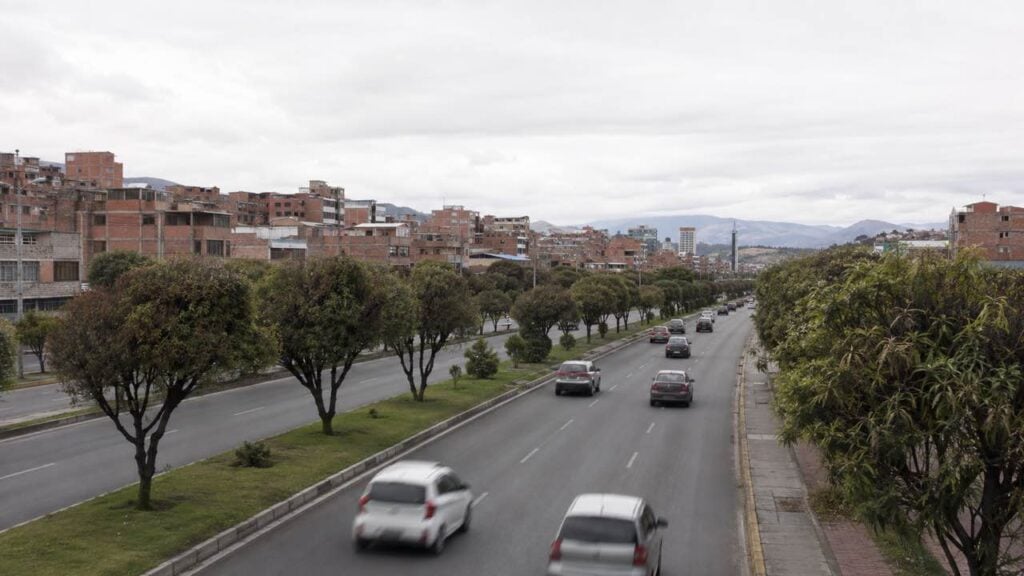 Tráfico de vehículos particulares durante el pico y placa en una avenida de Bogotá