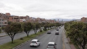 Tráfico de vehículos particulares durante el pico y placa en una avenida de Bogotá