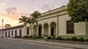 Fachada de una alcaldía de un pueblo colombiano al amanecer