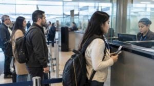 Viajeros presentan sus documentos ante un control migratorio en un aeropuerto