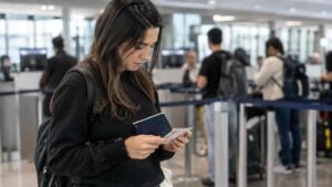Viajero revisa sus documentos antes de pasar por migración