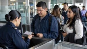 Viajero revisa sus documentos en un control migratorio de aeropuerto