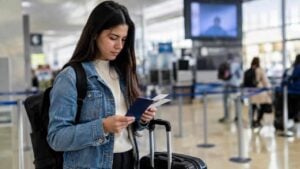 Viajera revisa su pasaporte y documentos en un aeropuerto