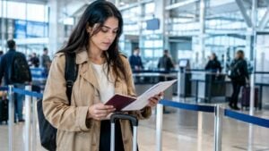 Viajera revisa documentos y seguro médico antes de ingresar a Europa
