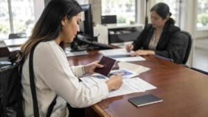 Viajera organiza pasaporte y documentos para solicitar una visa