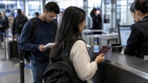 Viajeros colombianos en control migratorio de un aeropuerto